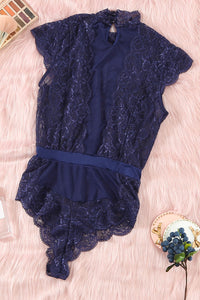 Kurzarmbody Pia LC32325-5 edel in royalblau mit aufwendiger Spitze von Organza Lingerie. Diesen und andere Bodys, Bodys mit Langarm, Bodys mit Kurzarm, transparente Bodys und Bodys mit Glitzer oder Print findest du bei Organza Lingerie. Hier siehst Du den 